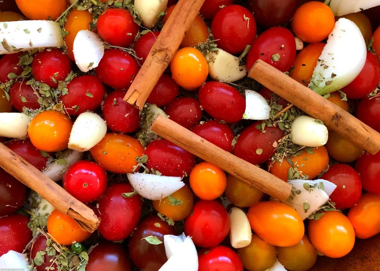 Alimentos frescos variados com tomates, frutas, cebolas e canela