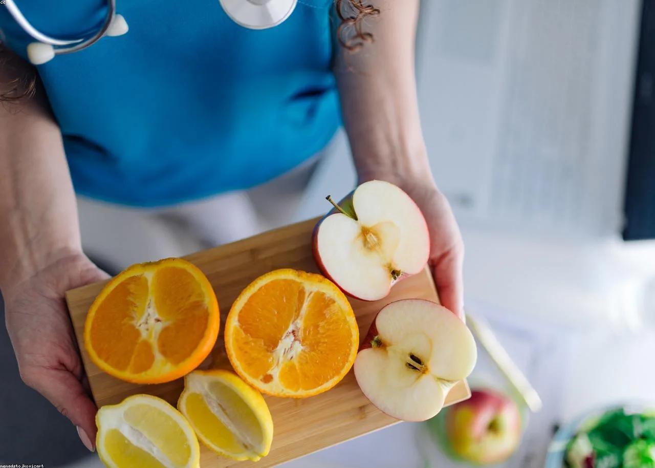 Atendimento no consultório com frutas frescas sobre uma tábua de madeira